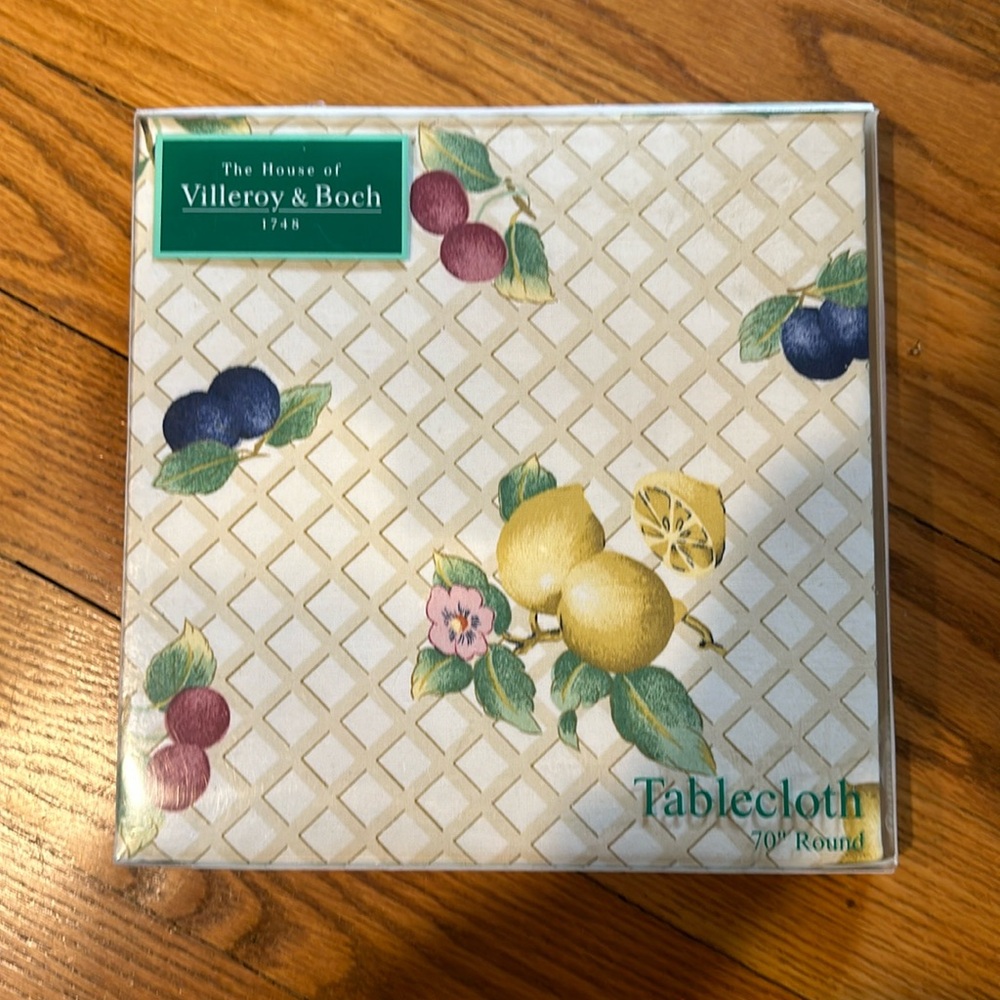 NWT Villeroy & Boch table cloth 70 round